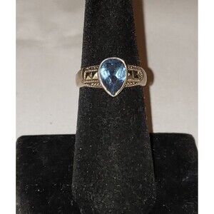 Vintage Sterling ring w Marcasite & blue pear shaped stone in center Size 7